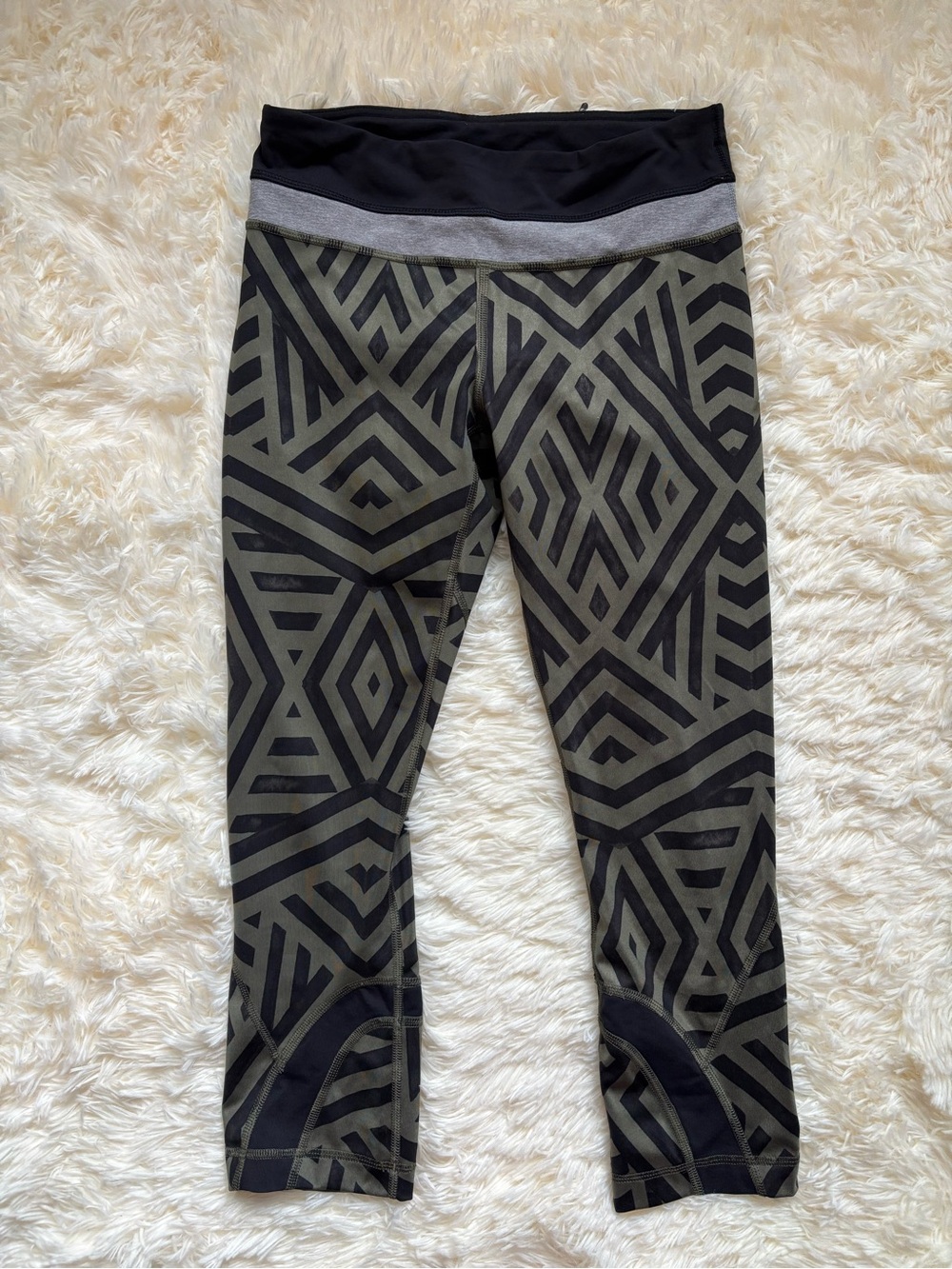 Lululemon Crop Leggings Olive Green Black Geo Print Size 4 Back Zip Pocket